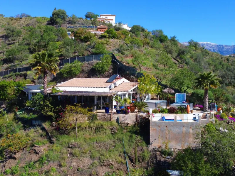 House - Detached Villa в продаже в Arenas, Málaga. В доме 3 спален и 2 ванных комнат. Площадь дома 220 м². Площадь участка 5525 м²