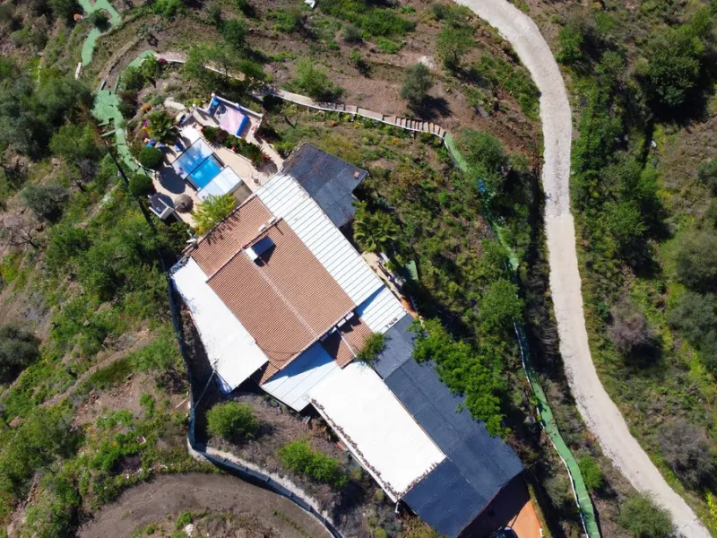 House - Detached Villa в продаже в Arenas, Málaga. В доме 3 спален и 2 ванных комнат. Площадь дома 220 м². Площадь участка 5525 м²