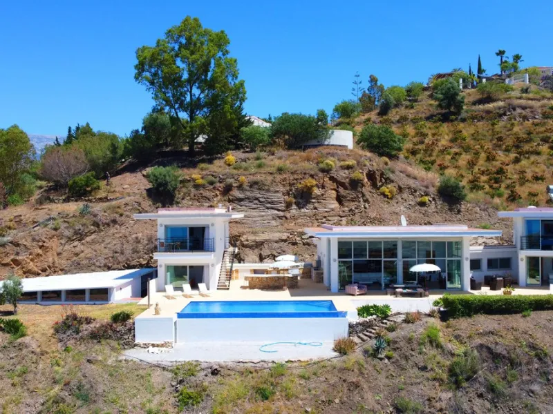 Prestigious Seaview Estate in Sayalonga – A Masterpiece of Luxury and Serenity