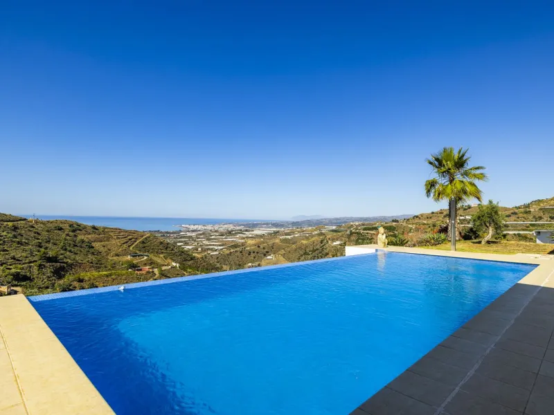 Prestigious Seaview Estate in Sayalonga – A Masterpiece of Luxury and Serenity