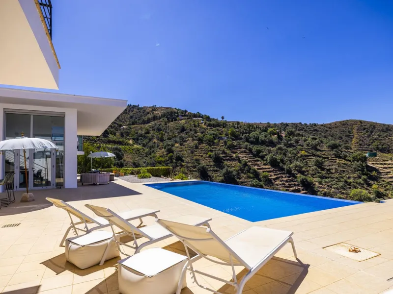 Prestigious Seaview Estate in Sayalonga – A Masterpiece of Luxury and Serenity