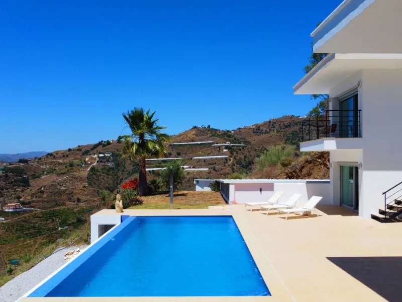 Prestigious Seaview Estate in Sayalonga – A Masterpiece of Luxury and Serenity