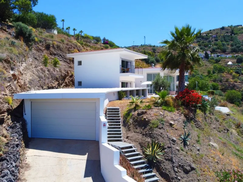 Prestigious Seaview Estate in Sayalonga – A Masterpiece of Luxury and Serenity