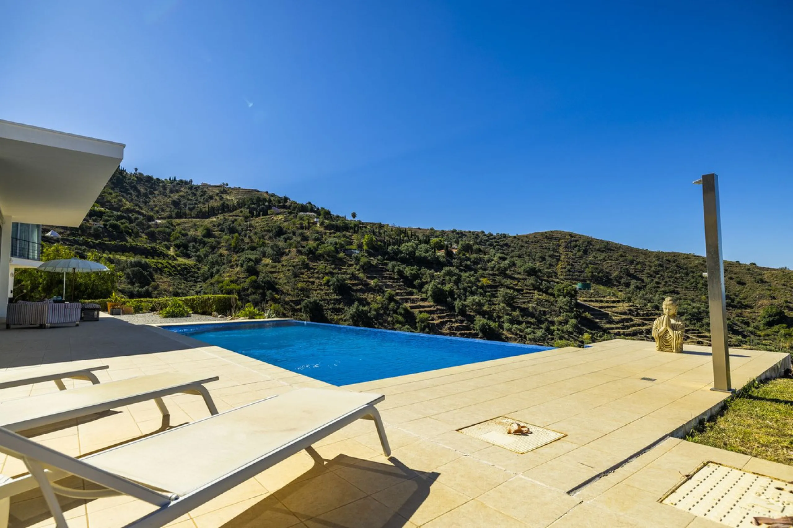 Prestigious Seaview Estate in Sayalonga – A Masterpiece of Luxury and Serenity