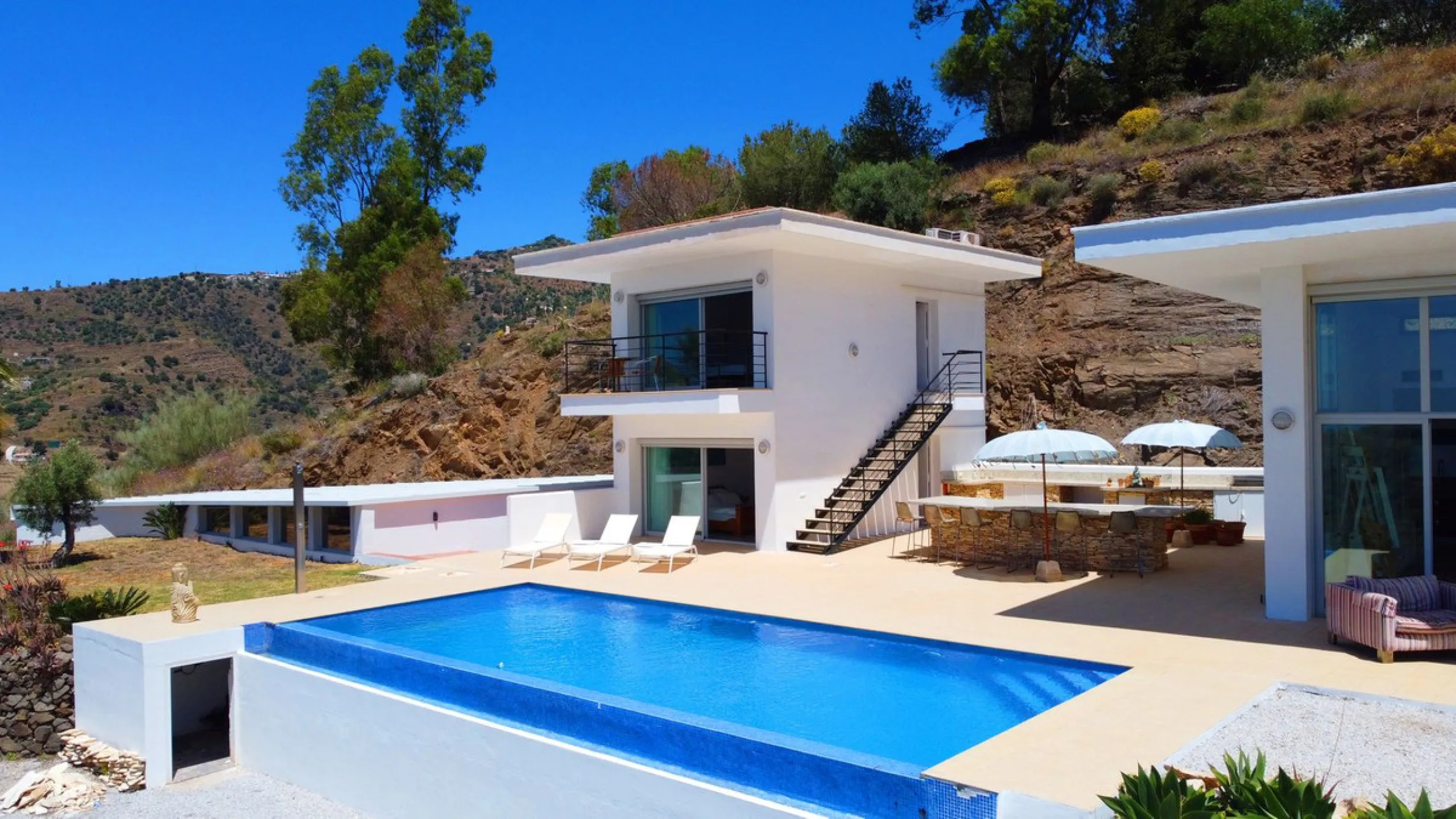 Prestigious Seaview Estate in Sayalonga – A Masterpiece of Luxury and Serenity
