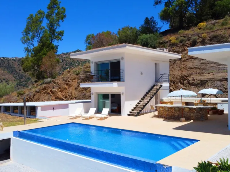 Prestigious Seaview Estate in Sayalonga – A Masterpiece of Luxury and Serenity