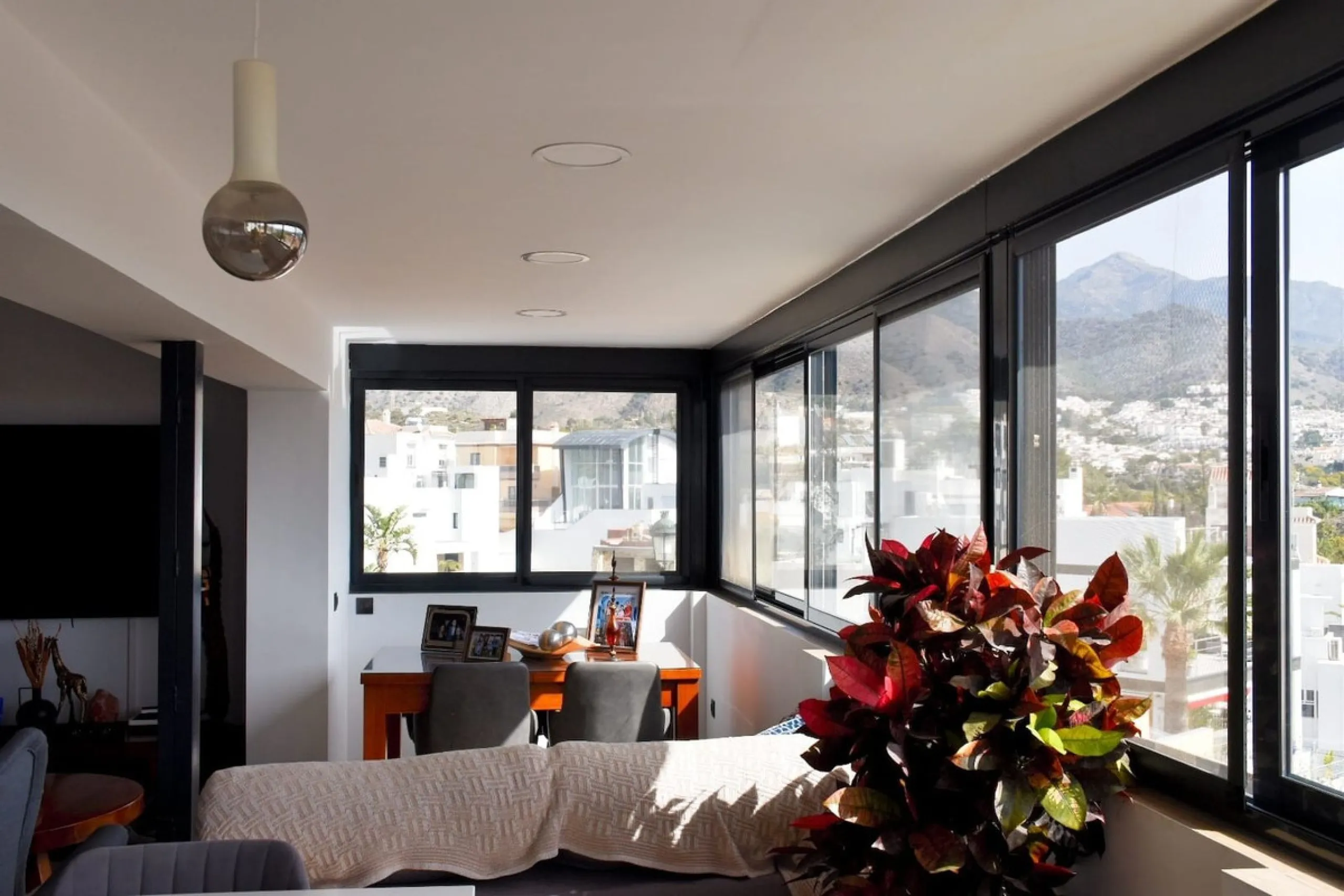 House - Detached Villa в продаже в Nerja, Málaga. В доме 3 спален и 2 ванных комнат. Площадь дома 144 м². Площадь участка 284 м²