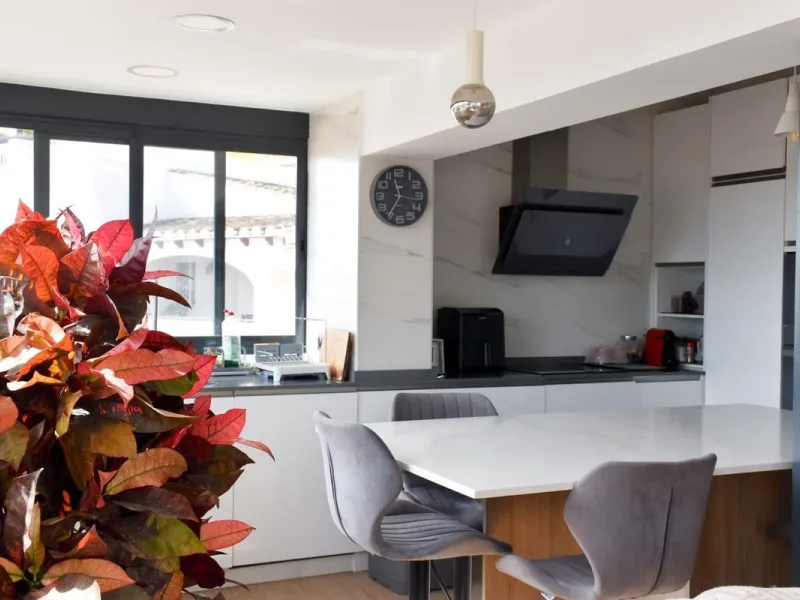 House - Detached Villa в продаже в Nerja, Málaga. В доме 3 спален и 2 ванных комнат. Площадь дома 144 м². Площадь участка 284 м²