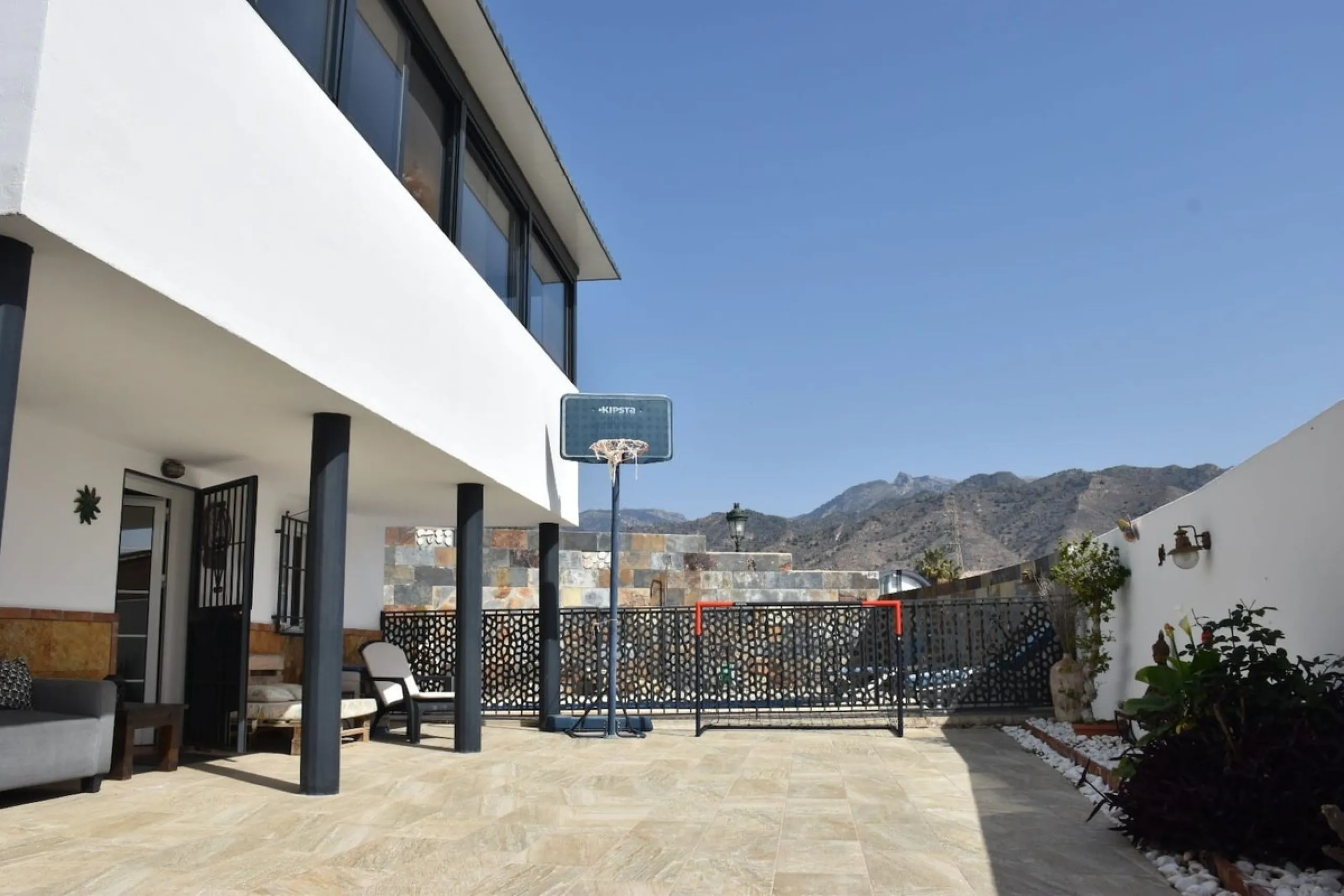 House - Detached Villa в продаже в Nerja, Málaga. В доме 3 спален и 2 ванных комнат. Площадь дома 144 м². Площадь участка 284 м²