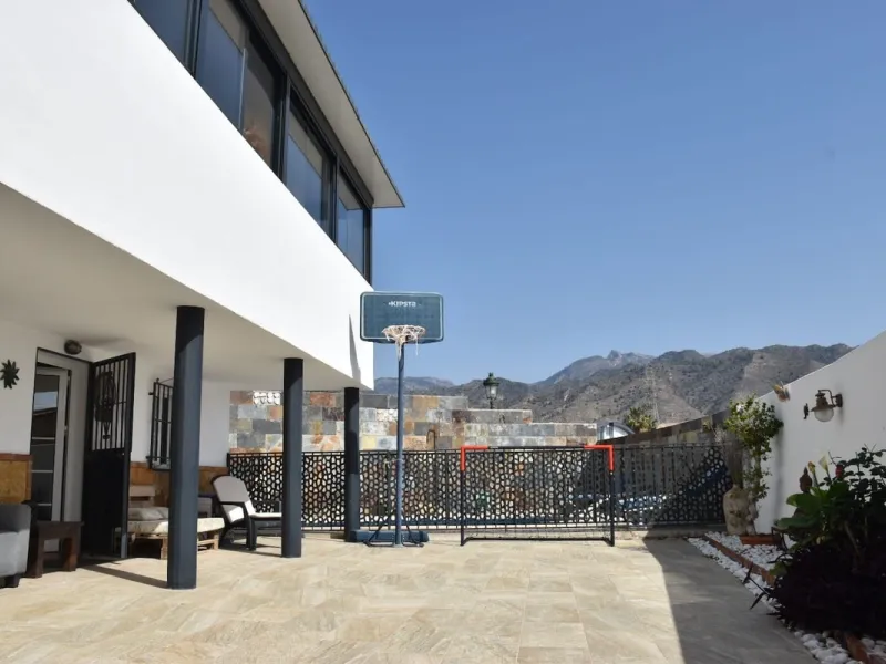 House - Detached Villa в продаже в Nerja, Málaga. В доме 3 спален и 2 ванных комнат. Площадь дома 144 м². Площадь участка 284 м²