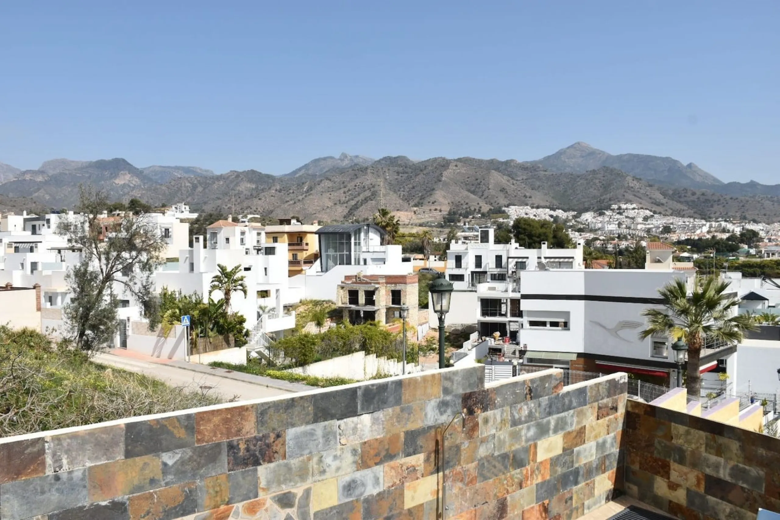 House - Detached Villa в продаже в Nerja, Málaga. В доме 3 спален и 2 ванных комнат. Площадь дома 144 м². Площадь участка 284 м²