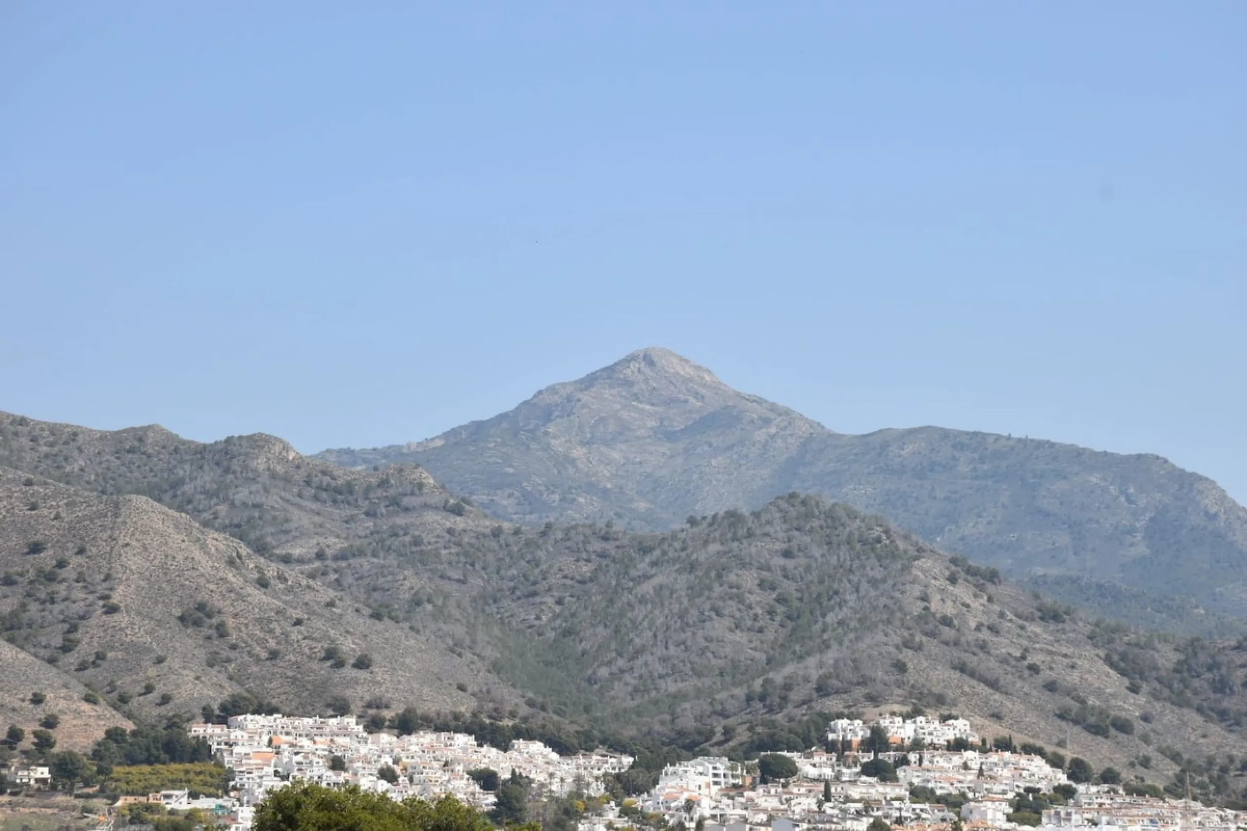 House - Detached Villa в продаже в Nerja, Málaga. В доме 3 спален и 2 ванных комнат. Площадь дома 144 м². Площадь участка 284 м²