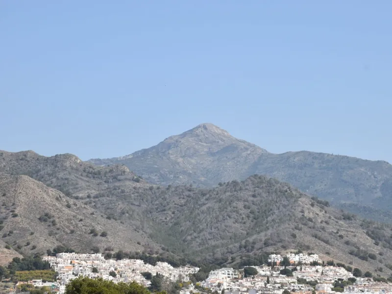 House - Detached Villa в продаже в Nerja, Málaga. В доме 3 спален и 2 ванных комнат. Площадь дома 144 м². Площадь участка 284 м²