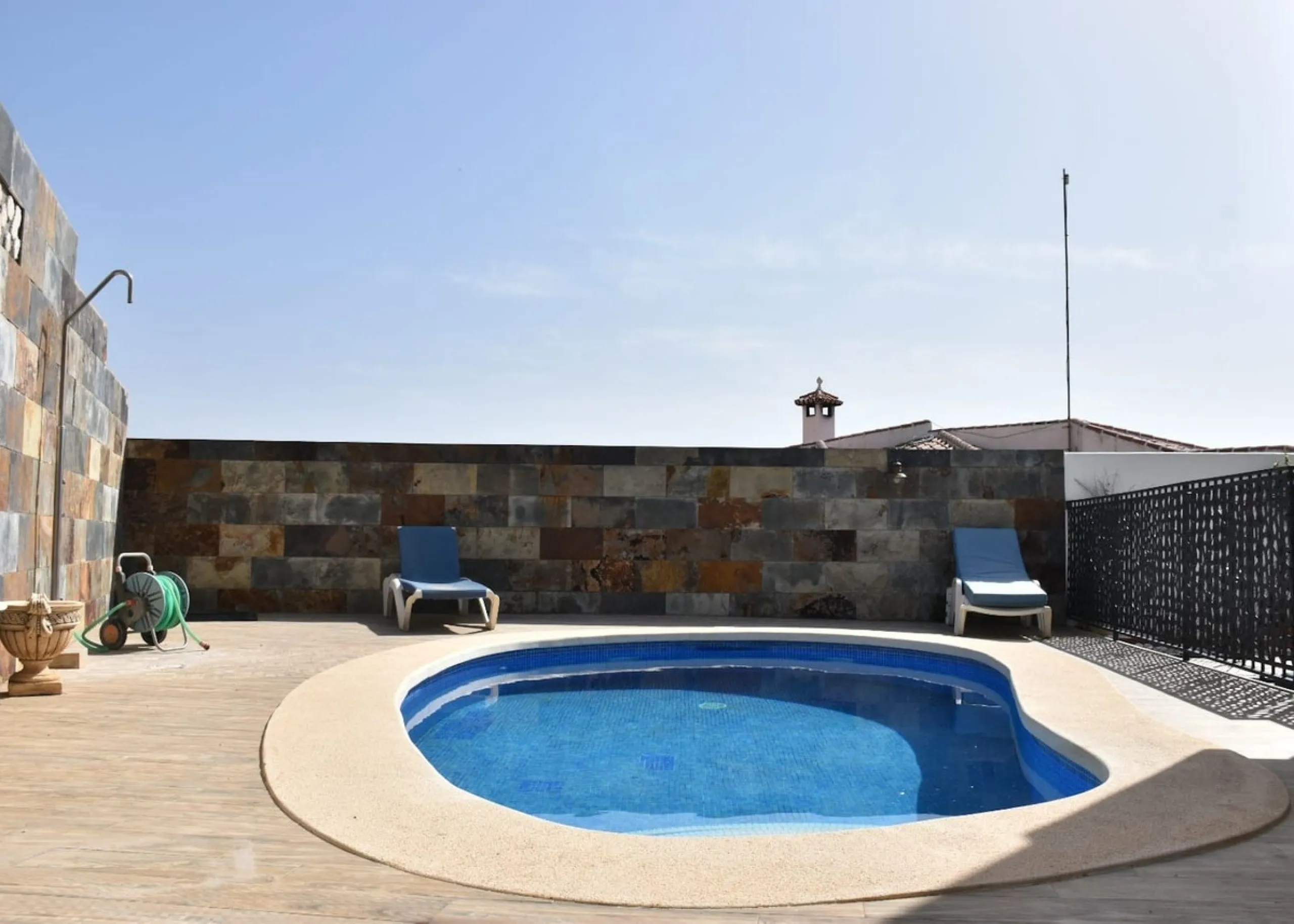 House - Detached Villa в продаже в Nerja, Málaga. В доме 3 спален и 2 ванных комнат. Площадь дома 144 м². Площадь участка 284 м²