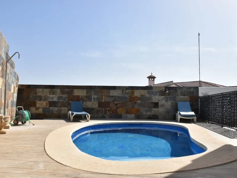 House - Detached Villa в продаже в Nerja, Málaga. В доме 3 спален и 2 ванных комнат. Площадь дома 144 м². Площадь участка 284 м²