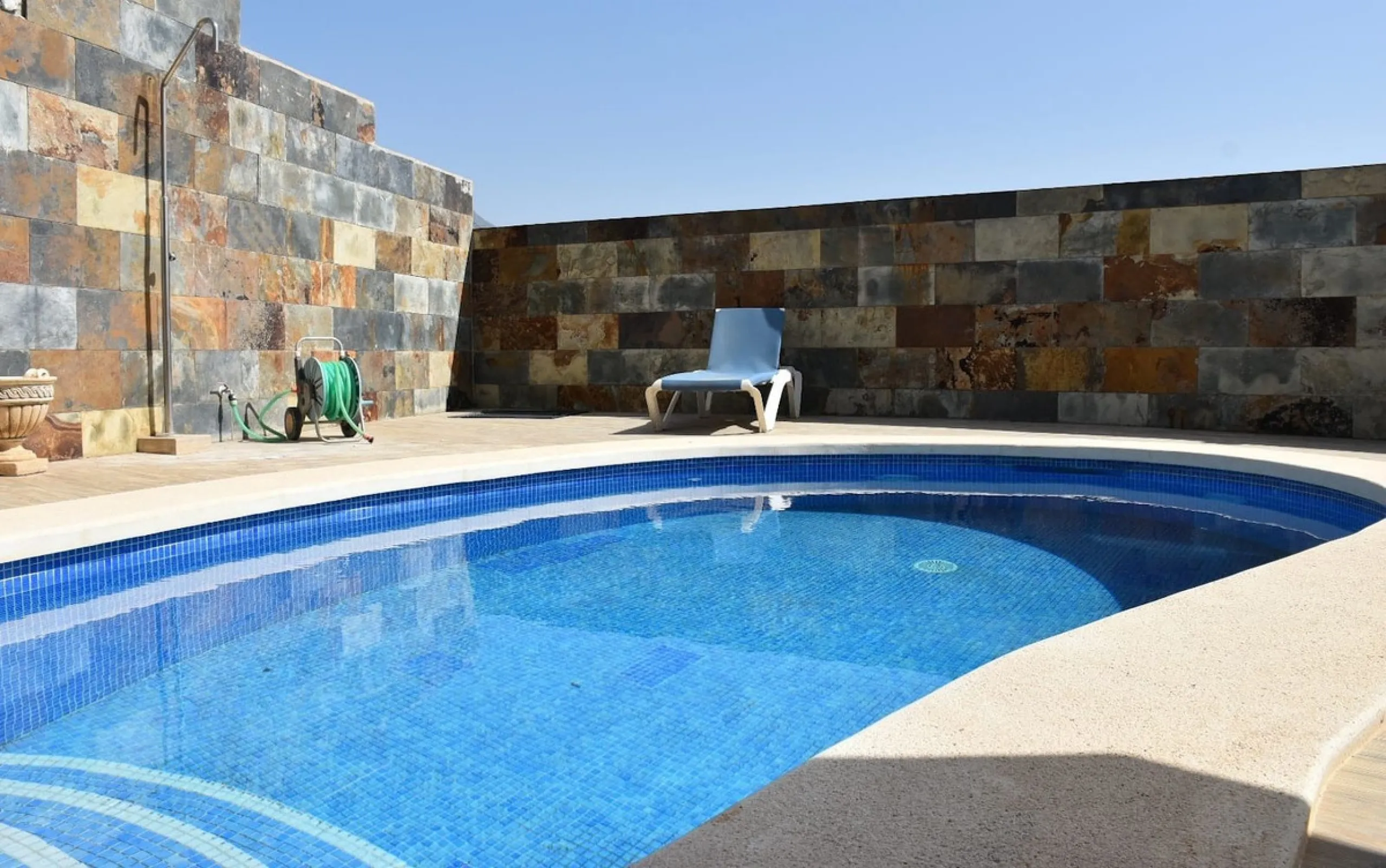 House - Detached Villa в продаже в Nerja, Málaga. В доме 3 спален и 2 ванных комнат. Площадь дома 144 м². Площадь участка 284 м²