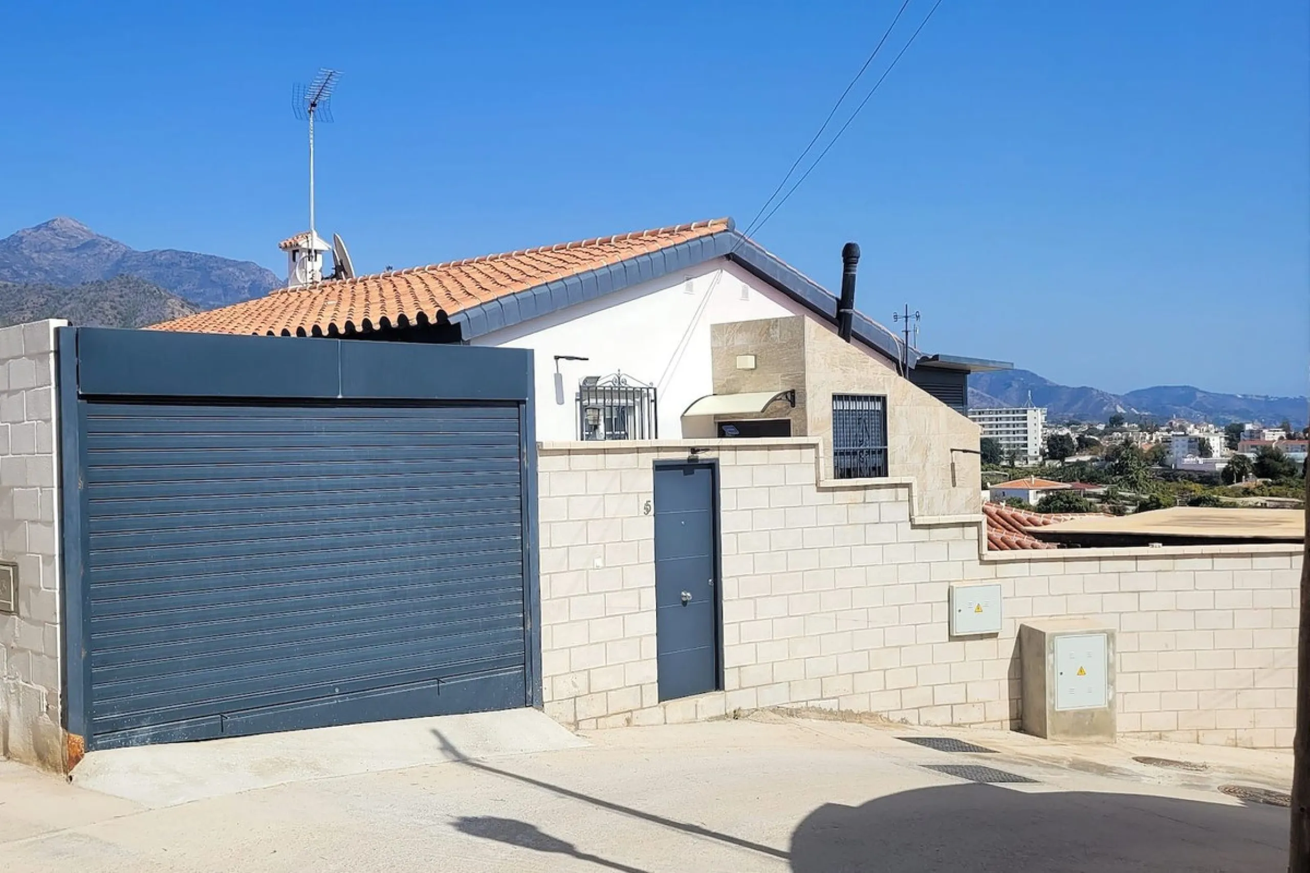 House - Detached Villa в продаже в Nerja, Málaga. В доме 3 спален и 2 ванных комнат. Площадь дома 144 м². Площадь участка 284 м²