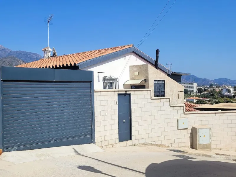 House - Detached Villa в продаже в Nerja, Málaga. В доме 3 спален и 2 ванных комнат. Площадь дома 144 м². Площадь участка 284 м²