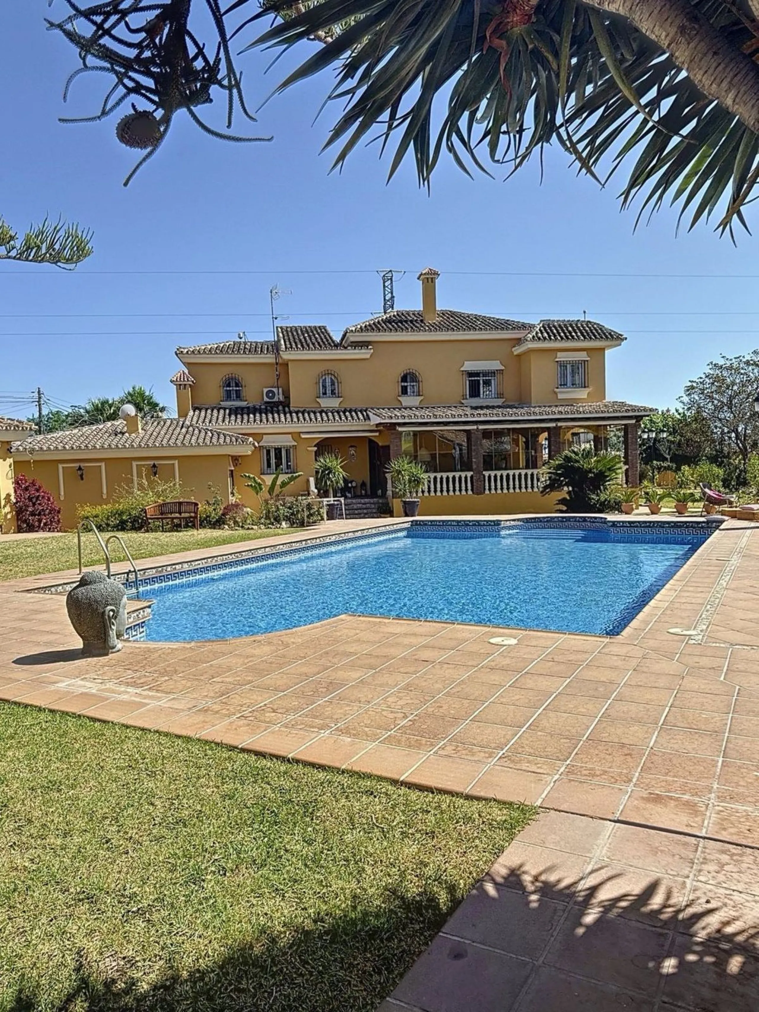 House - Detached Villa в продаже в Rincón de la Victoria, Málaga. В доме 5 спален и 4 ванных комнат. Площадь дома 658 м². Площадь участка 2197 м²