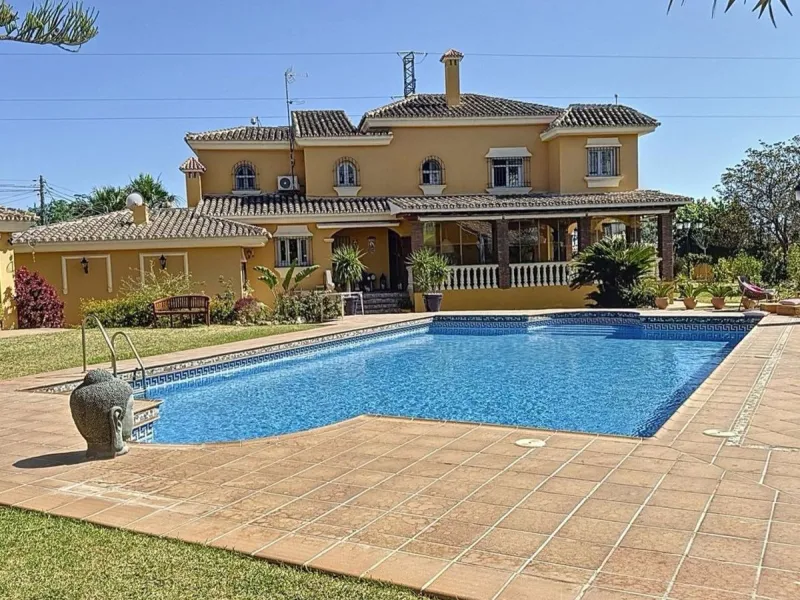 House - Detached Villa в продаже в Rincón de la Victoria, Málaga. В доме 5 спален и 4 ванных комнат. Площадь дома 658 м². Площадь участка 2197 м²