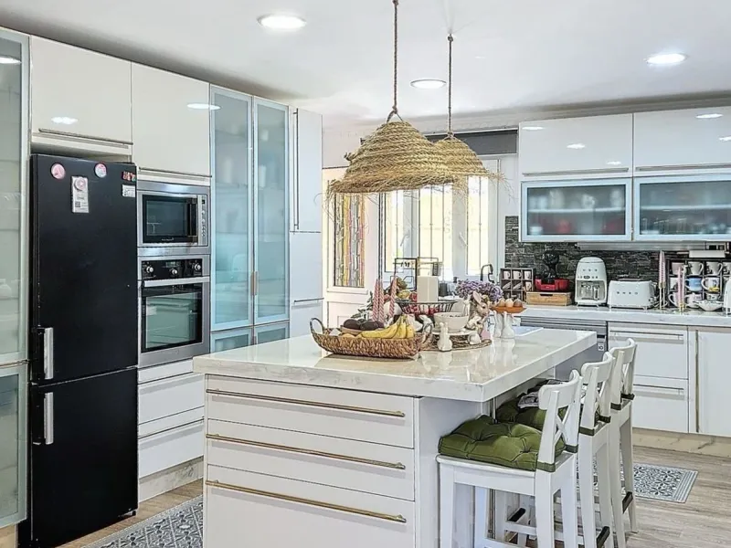 House - Detached Villa в продаже в Rincón de la Victoria, Málaga. В доме 5 спален и 4 ванных комнат. Площадь дома 658 м². Площадь участка 2197 м²