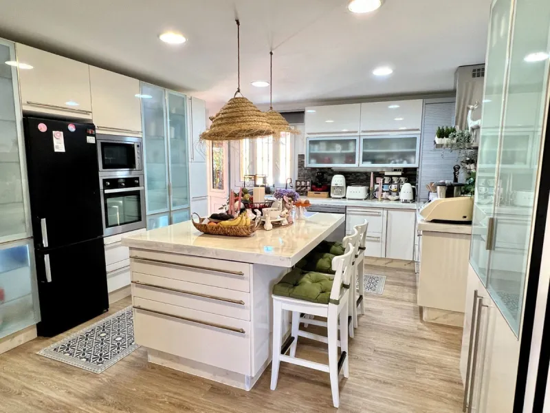 House - Detached Villa в продаже в Rincón de la Victoria, Málaga. В доме 5 спален и 4 ванных комнат. Площадь дома 658 м². Площадь участка 2197 м²