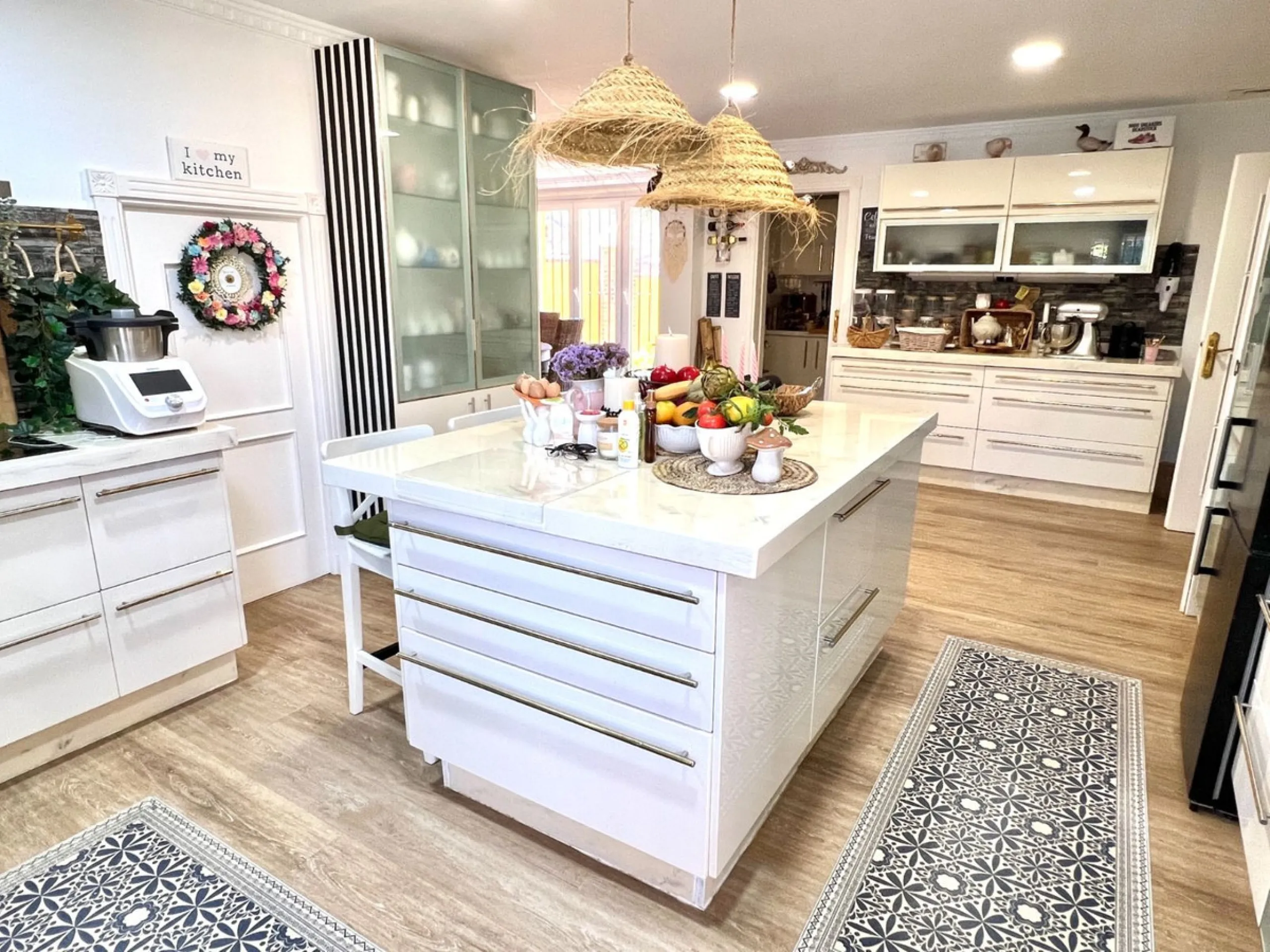 House - Detached Villa в продаже в Rincón de la Victoria, Málaga. В доме 5 спален и 4 ванных комнат. Площадь дома 658 м². Площадь участка 2197 м²