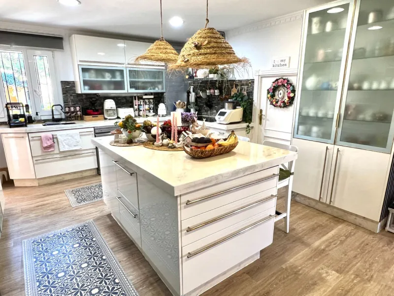 House - Detached Villa в продаже в Rincón de la Victoria, Málaga. В доме 5 спален и 4 ванных комнат. Площадь дома 658 м². Площадь участка 2197 м²