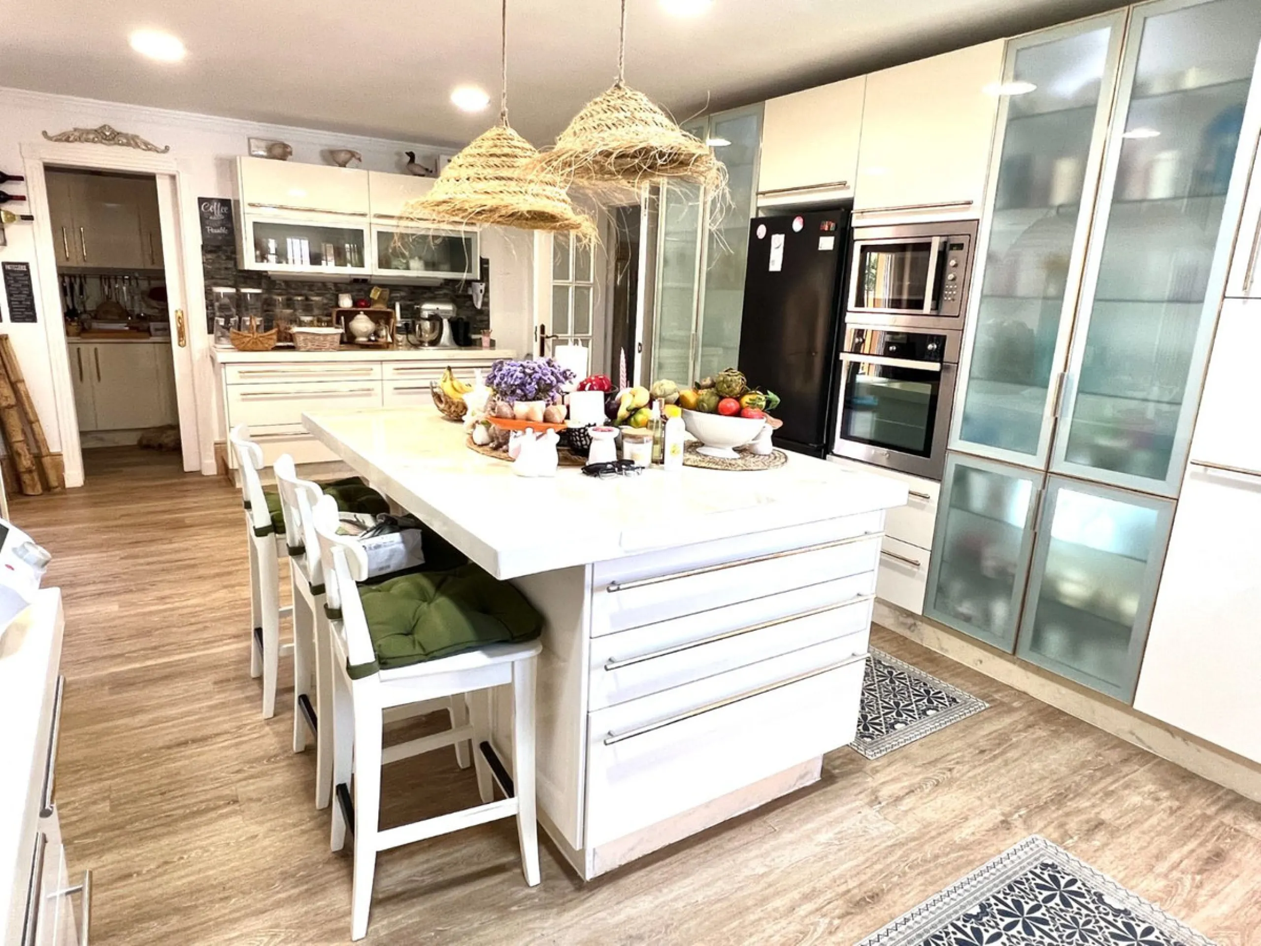 House - Detached Villa в продаже в Rincón de la Victoria, Málaga. В доме 5 спален и 4 ванных комнат. Площадь дома 658 м². Площадь участка 2197 м²