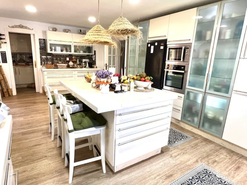 House - Detached Villa в продаже в Rincón de la Victoria, Málaga. В доме 5 спален и 4 ванных комнат. Площадь дома 658 м². Площадь участка 2197 м²