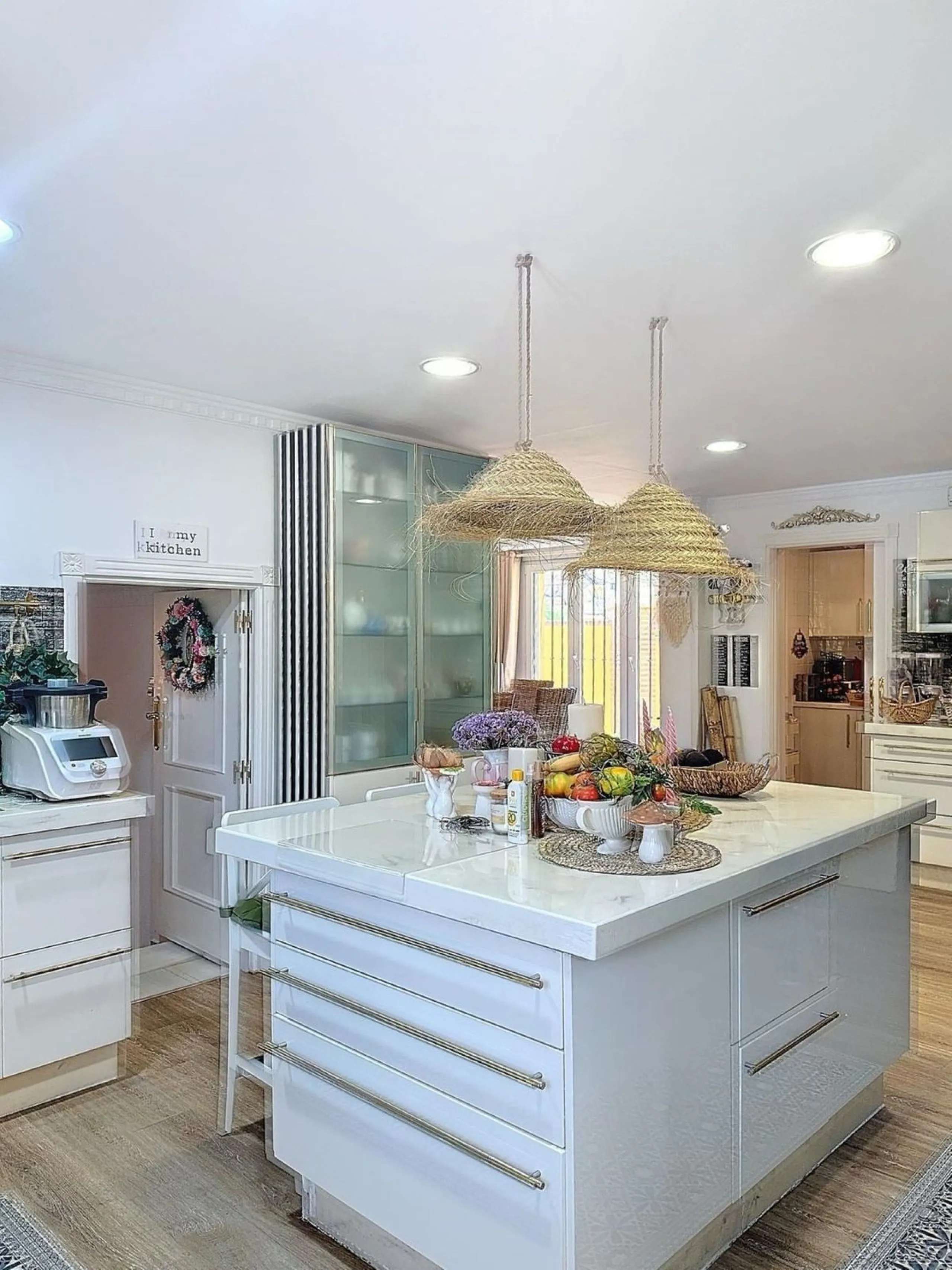 House - Detached Villa в продаже в Rincón de la Victoria, Málaga. В доме 5 спален и 4 ванных комнат. Площадь дома 658 м². Площадь участка 2197 м²