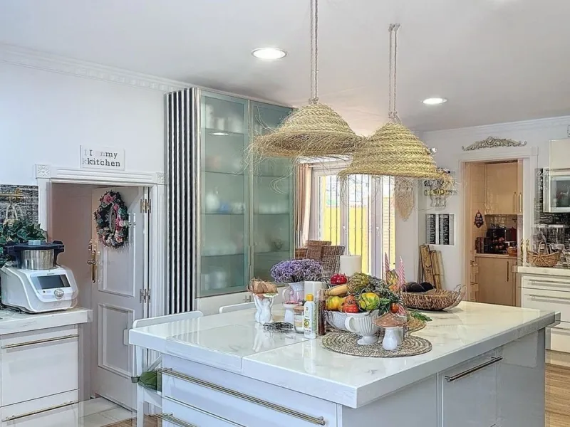 House - Detached Villa в продаже в Rincón de la Victoria, Málaga. В доме 5 спален и 4 ванных комнат. Площадь дома 658 м². Площадь участка 2197 м²