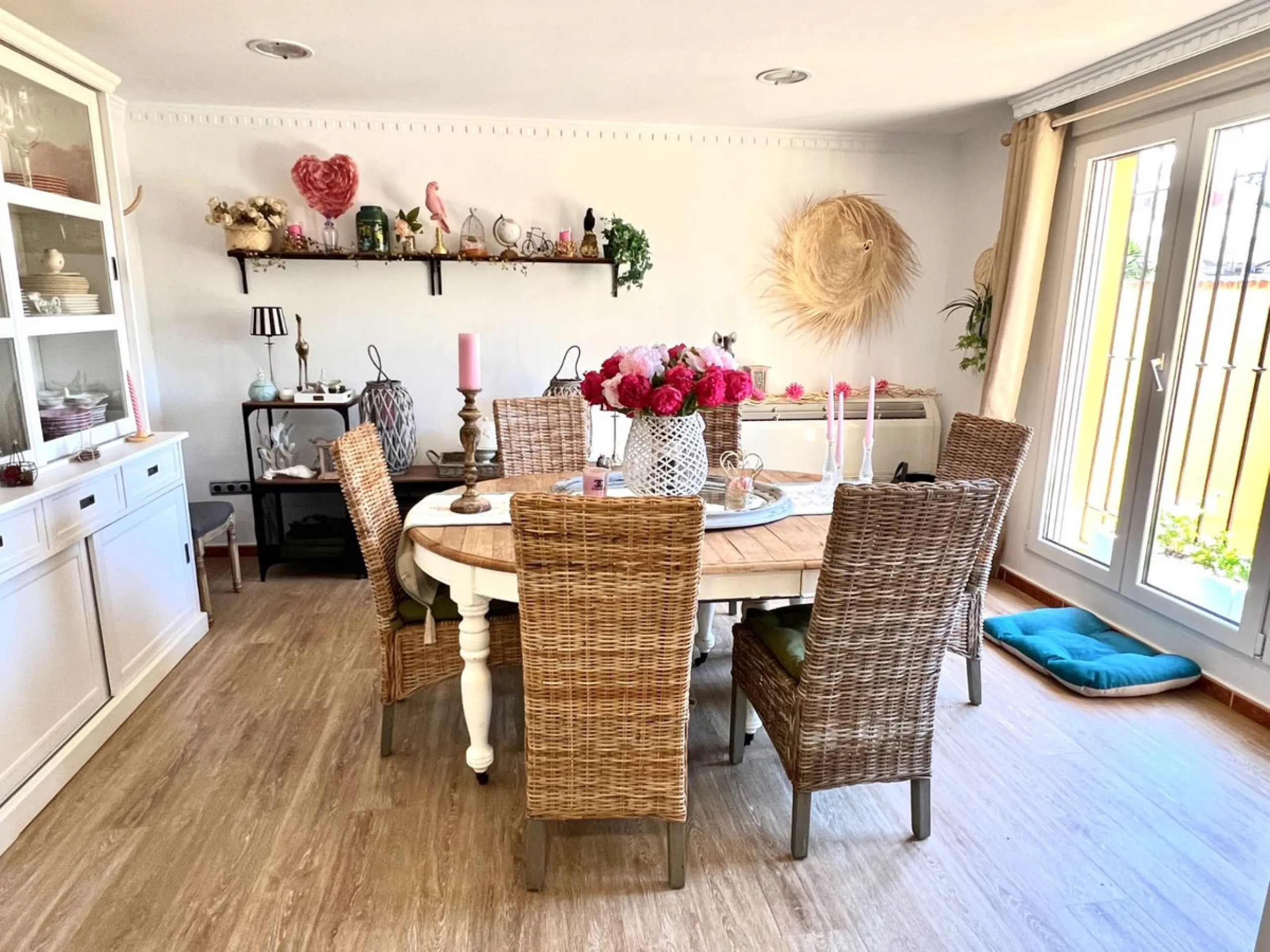 House - Detached Villa в продаже в Rincón de la Victoria, Málaga. В доме 5 спален и 4 ванных комнат. Площадь дома 658 м². Площадь участка 2197 м²