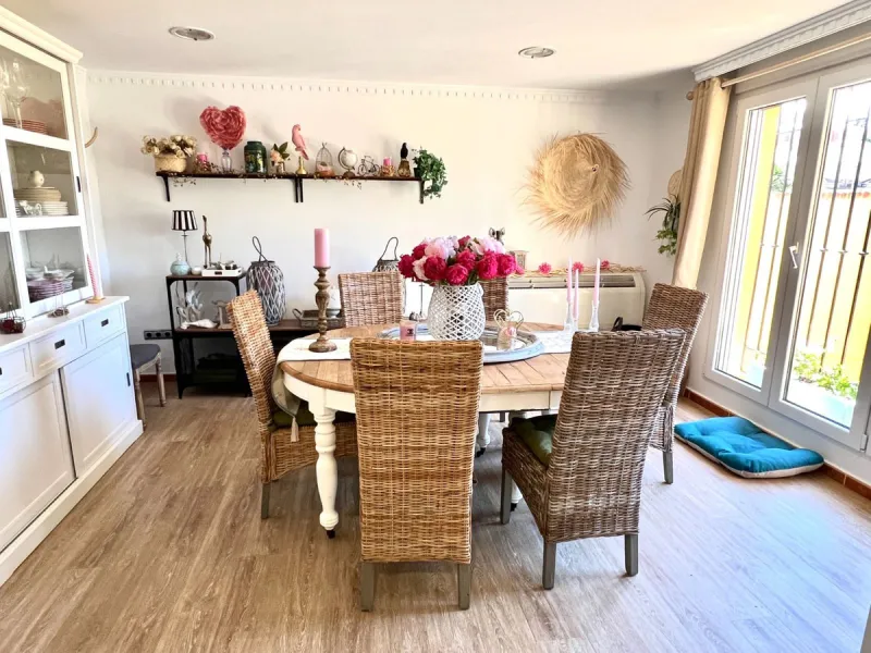 House - Detached Villa в продаже в Rincón de la Victoria, Málaga. В доме 5 спален и 4 ванных комнат. Площадь дома 658 м². Площадь участка 2197 м²