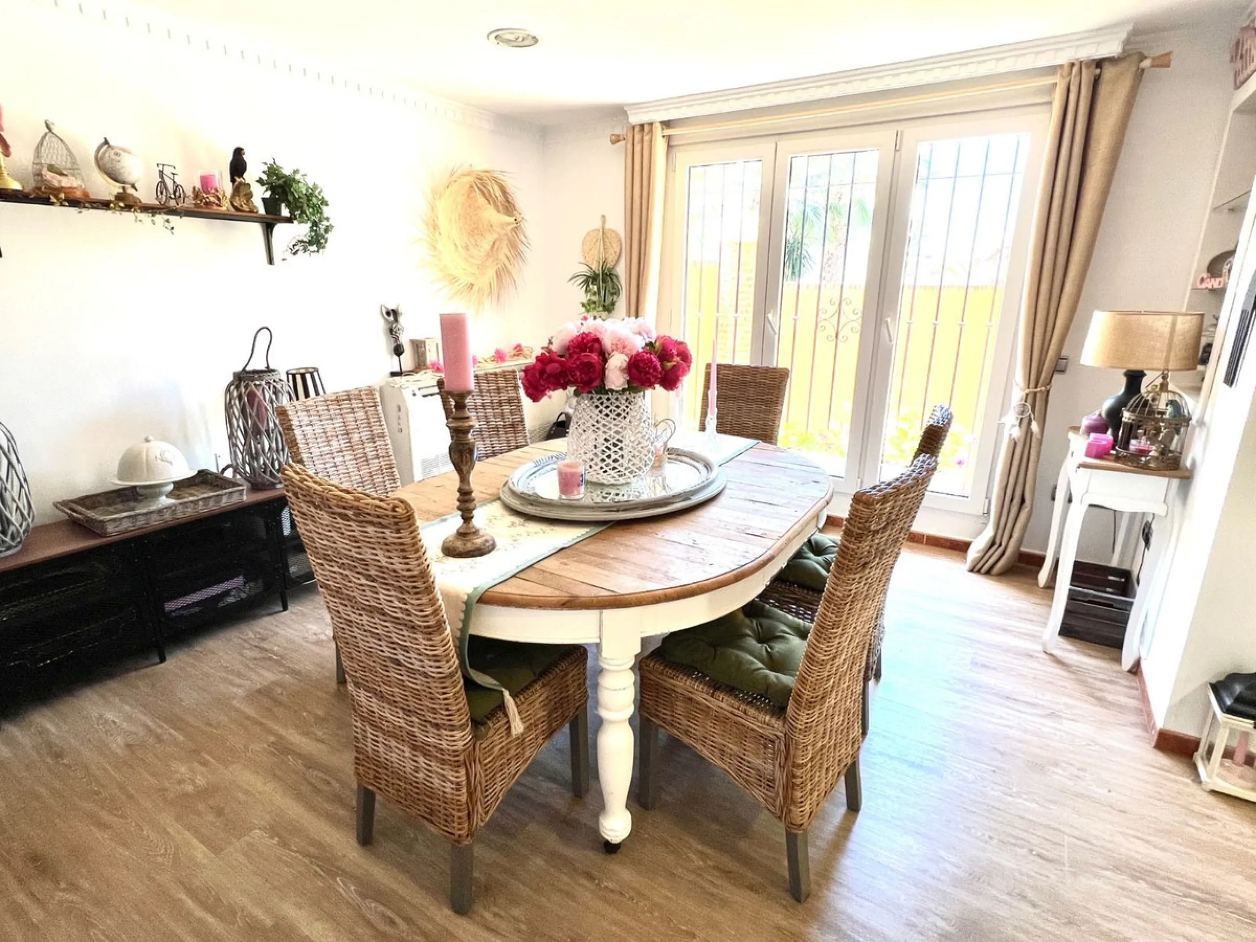 House - Detached Villa в продаже в Rincón de la Victoria, Málaga. В доме 5 спален и 4 ванных комнат. Площадь дома 658 м². Площадь участка 2197 м²