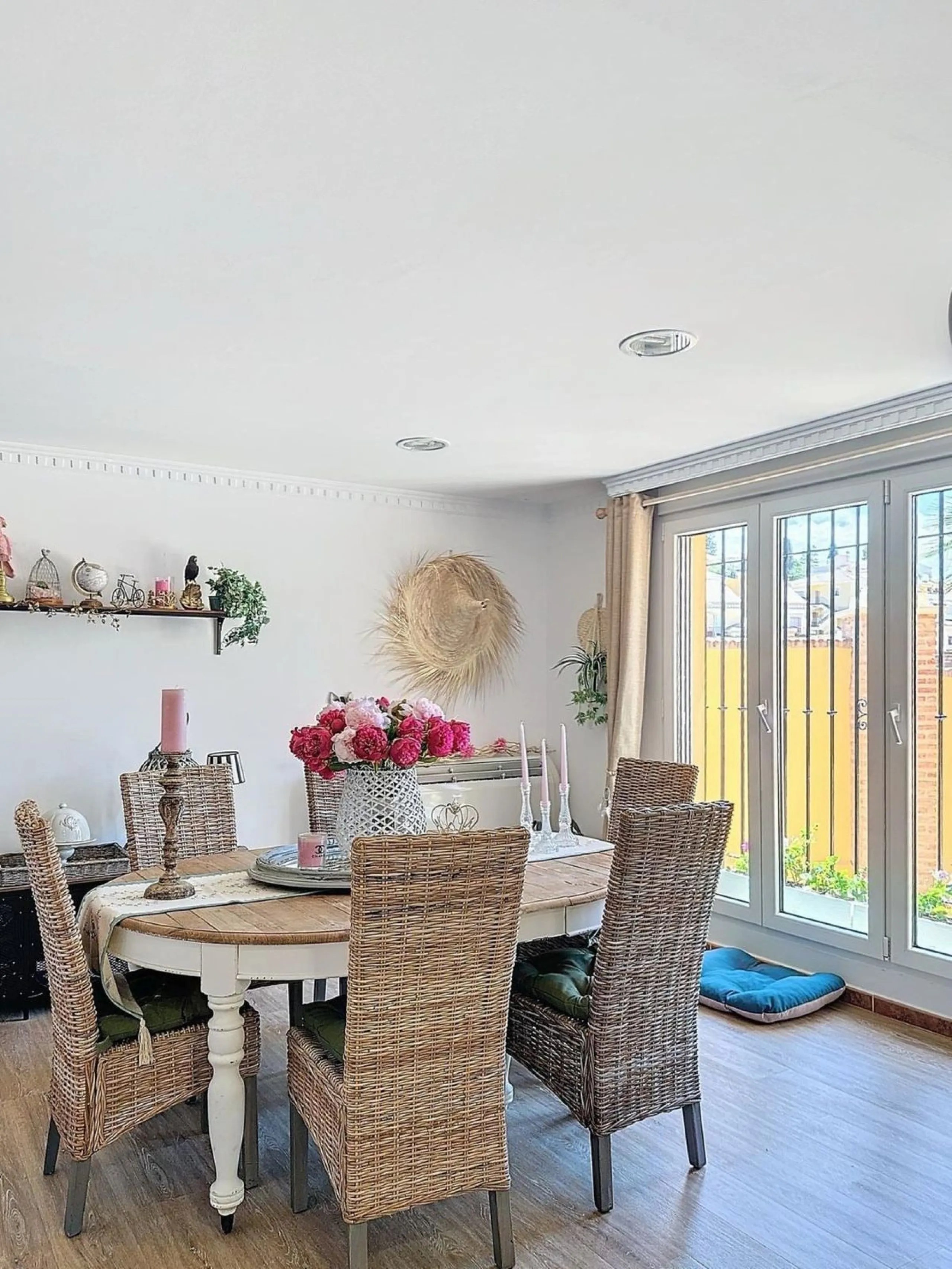 House - Detached Villa в продаже в Rincón de la Victoria, Málaga. В доме 5 спален и 4 ванных комнат. Площадь дома 658 м². Площадь участка 2197 м²