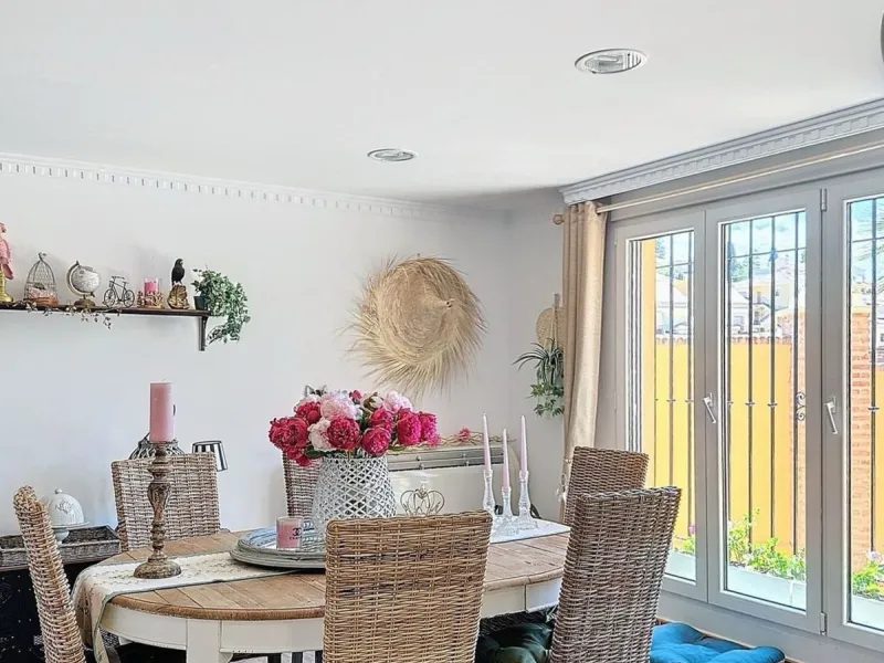House - Detached Villa в продаже в Rincón de la Victoria, Málaga. В доме 5 спален и 4 ванных комнат. Площадь дома 658 м². Площадь участка 2197 м²