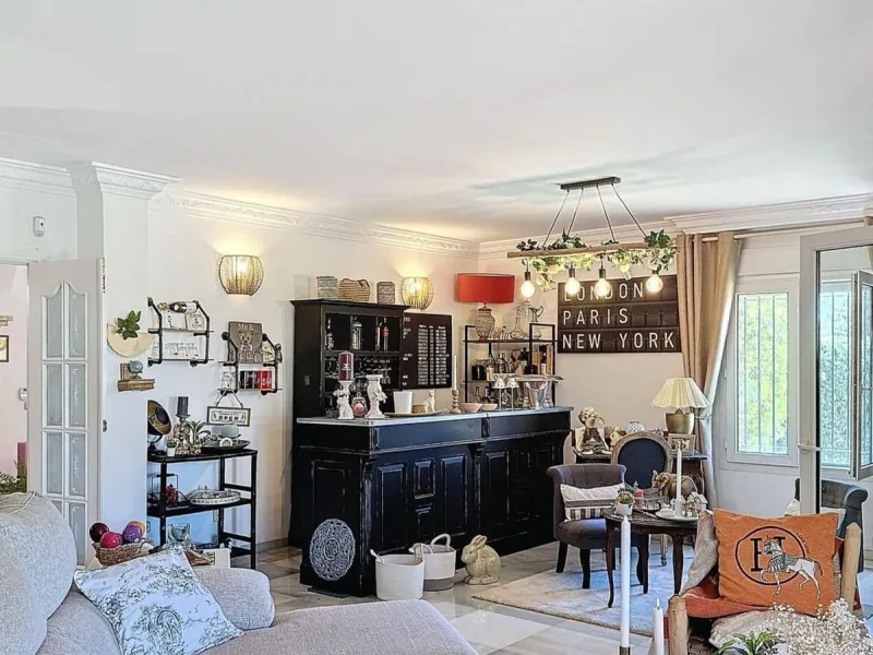 House - Detached Villa в продаже в Rincón de la Victoria, Málaga. В доме 5 спален и 4 ванных комнат. Площадь дома 658 м². Площадь участка 2197 м²