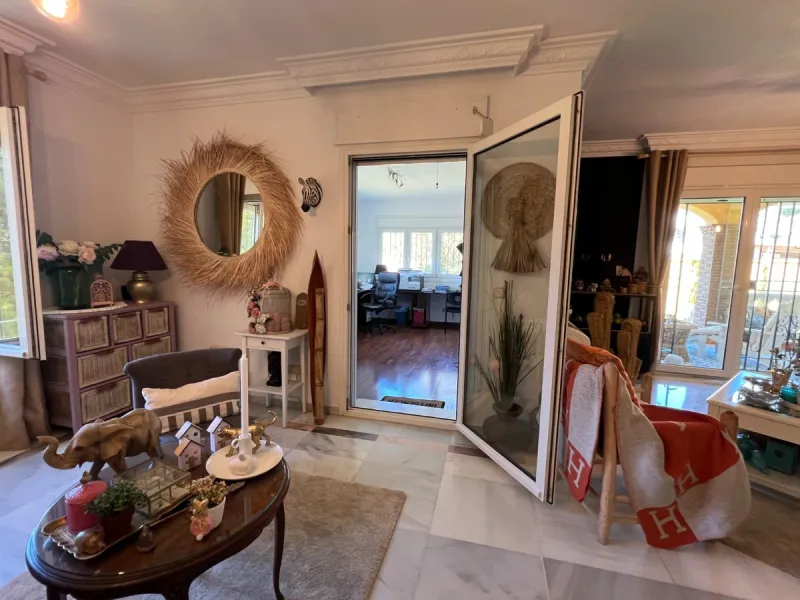 House - Detached Villa в продаже в Rincón de la Victoria, Málaga. В доме 5 спален и 4 ванных комнат. Площадь дома 658 м². Площадь участка 2197 м²