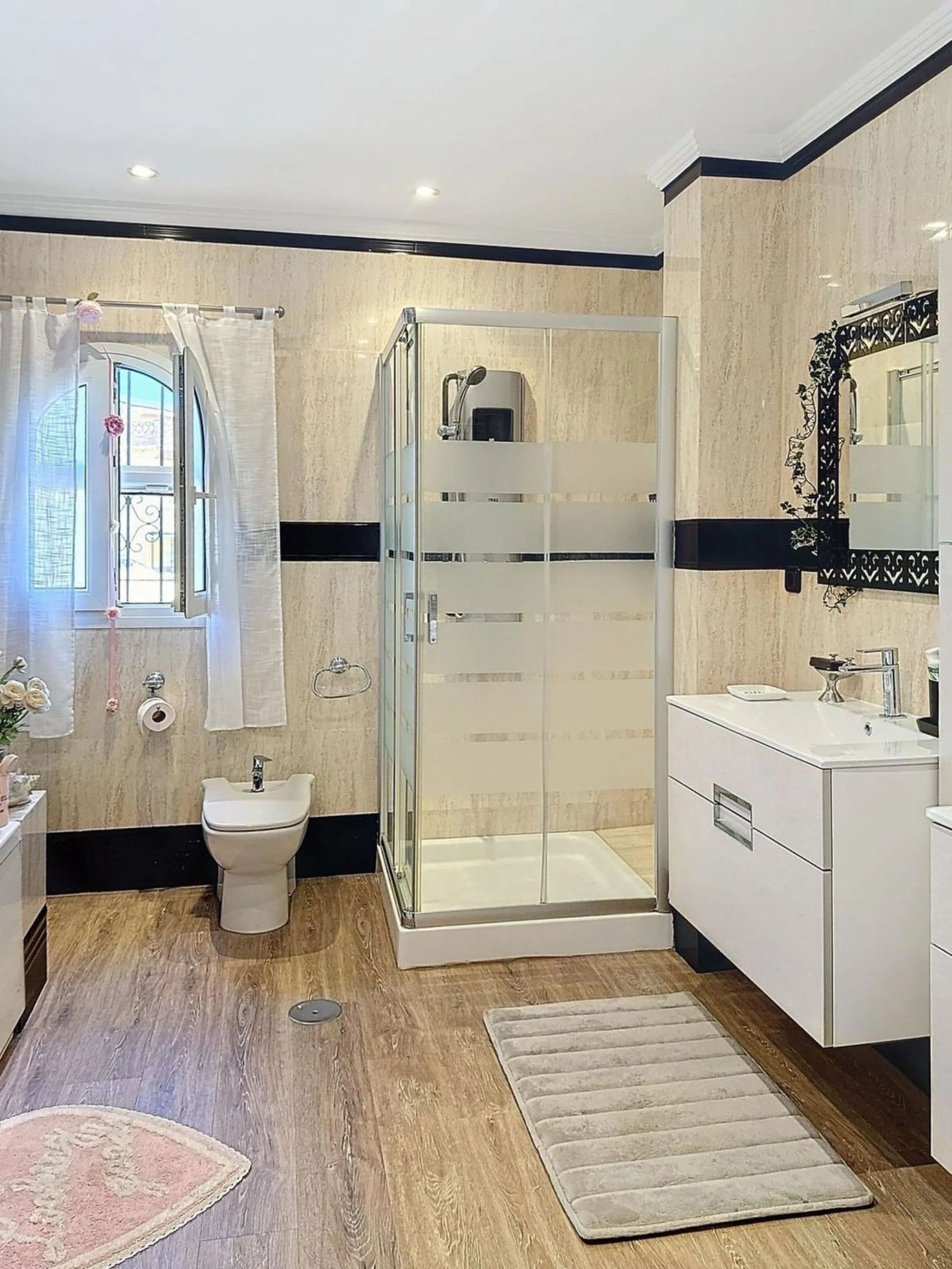 House - Detached Villa в продаже в Rincón de la Victoria, Málaga. В доме 5 спален и 4 ванных комнат. Площадь дома 658 м². Площадь участка 2197 м²