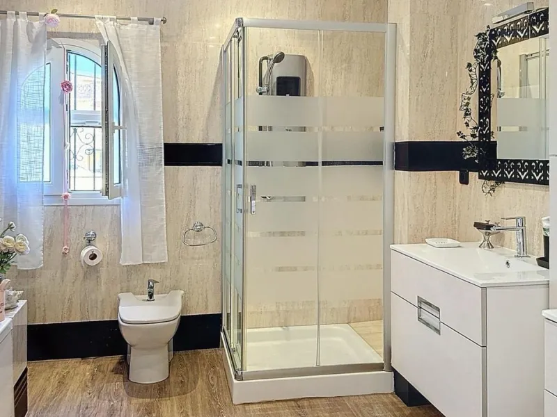 House - Detached Villa в продаже в Rincón de la Victoria, Málaga. В доме 5 спален и 4 ванных комнат. Площадь дома 658 м². Площадь участка 2197 м²