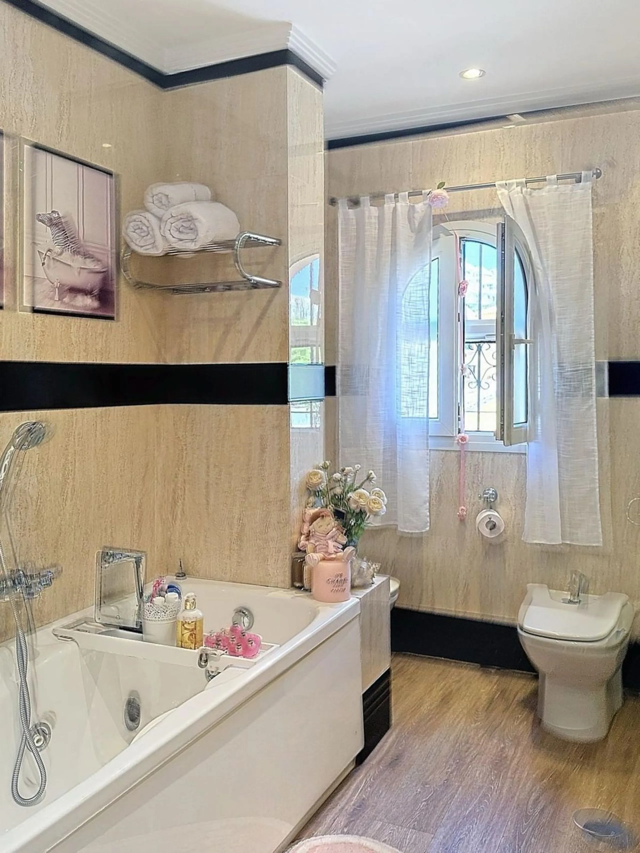 House - Detached Villa в продаже в Rincón de la Victoria, Málaga. В доме 5 спален и 4 ванных комнат. Площадь дома 658 м². Площадь участка 2197 м²