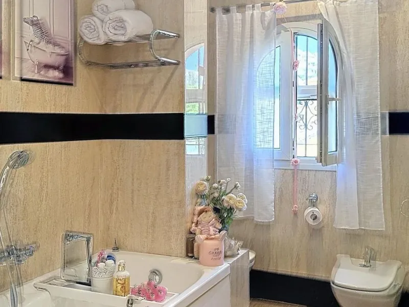 House - Detached Villa в продаже в Rincón de la Victoria, Málaga. В доме 5 спален и 4 ванных комнат. Площадь дома 658 м². Площадь участка 2197 м²