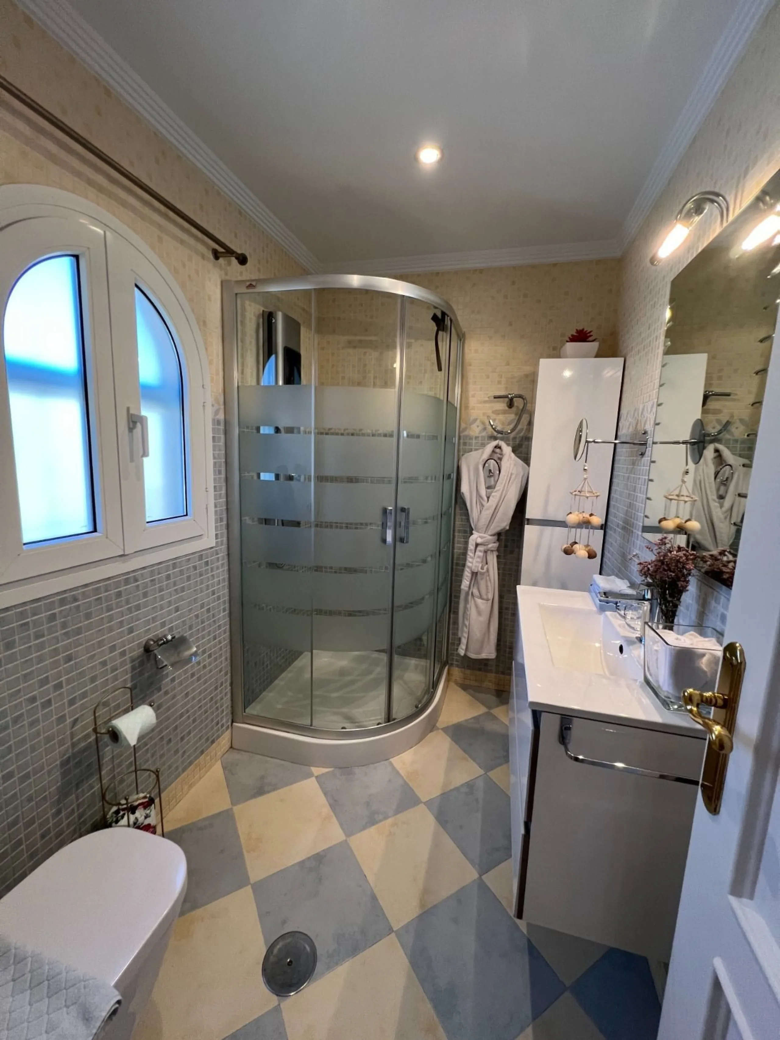 House - Detached Villa в продаже в Rincón de la Victoria, Málaga. В доме 5 спален и 4 ванных комнат. Площадь дома 658 м². Площадь участка 2197 м²