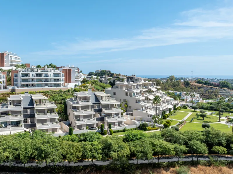 This modern apartment offers a range of features designed to enhance your living experience. The property boasts three bedrooms, each with its own en-suite bathroom, adding a touch of luxury. The apartment's west orientation allows for ample natural light
