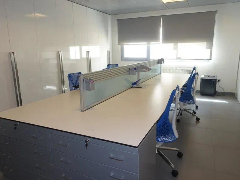 Comercial unit for sale in Puerto Banus: 3 units converted into an office. Could be used as 3 apartments or comercially as a clinic or office. There are many possibilities to use this well renovated units. It is located in the center of Puerto Banus.