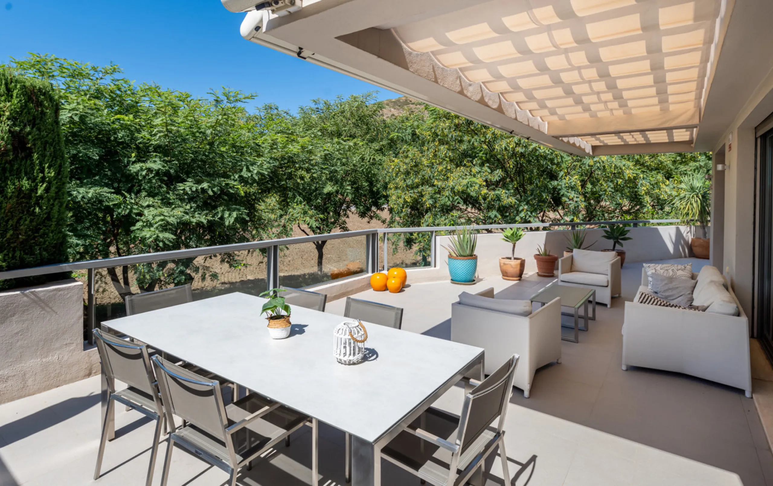This modern apartment offers a range of features designed to enhance your living experience. The property boasts three bedrooms, each with its own en-suite bathroom, adding a touch of luxury. The apartment's west orientation allows for ample natural light