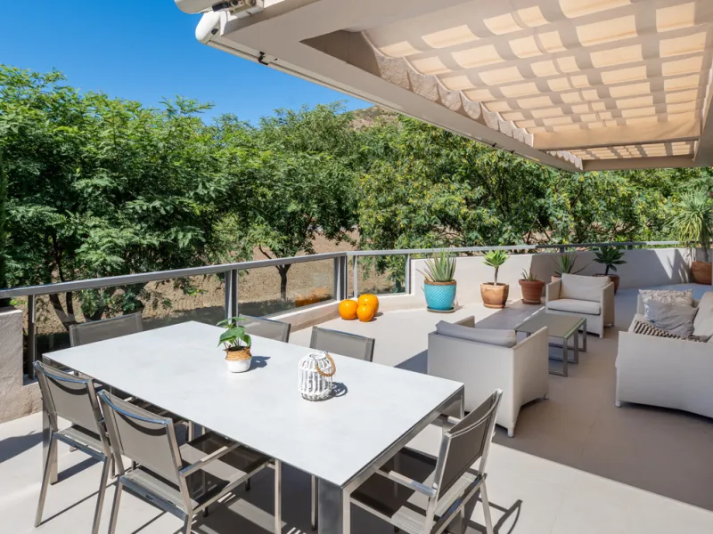 This modern apartment offers a range of features designed to enhance your living experience. The property boasts three bedrooms, each with its own en-suite bathroom, adding a touch of luxury. The apartment's west orientation allows for ample natural light