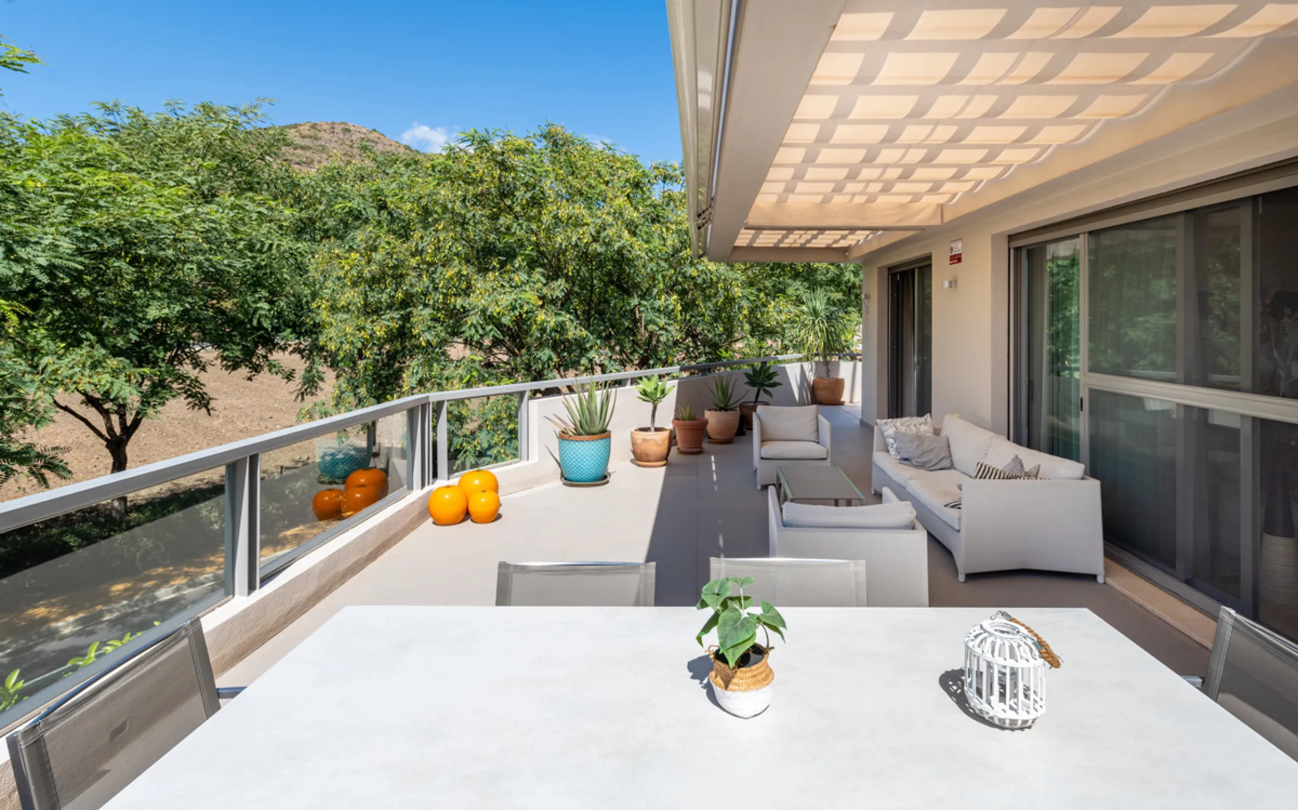 This modern apartment offers a range of features designed to enhance your living experience. The property boasts three bedrooms, each with its own en-suite bathroom, adding a touch of luxury. The apartment's west orientation allows for ample natural light
