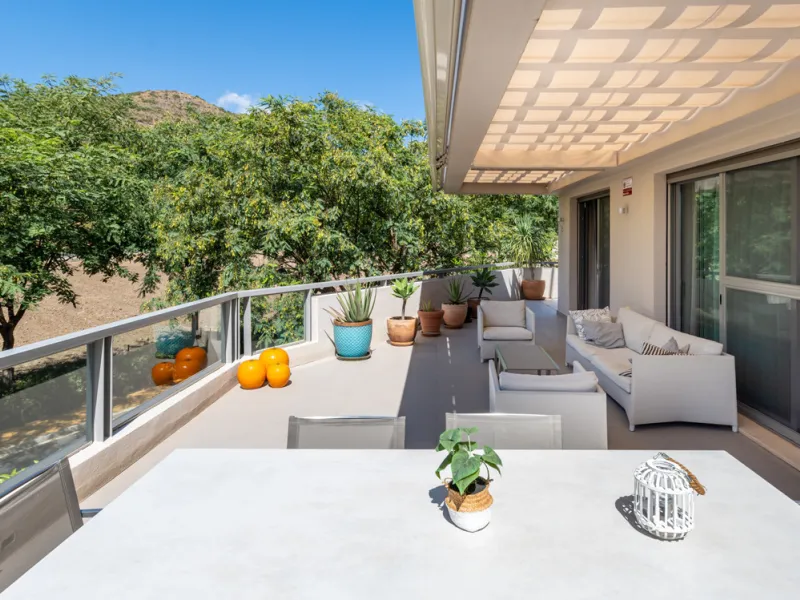 This modern apartment offers a range of features designed to enhance your living experience. The property boasts three bedrooms, each with its own en-suite bathroom, adding a touch of luxury. The apartment's west orientation allows for ample natural light